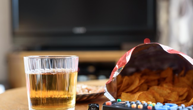 Alkohol und Chips vorm TV