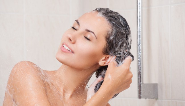 Haarewaschen in Dusche