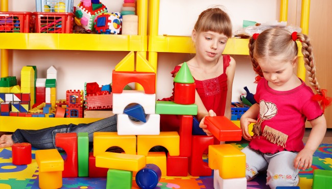 Kinder spielen mit Spielzeug