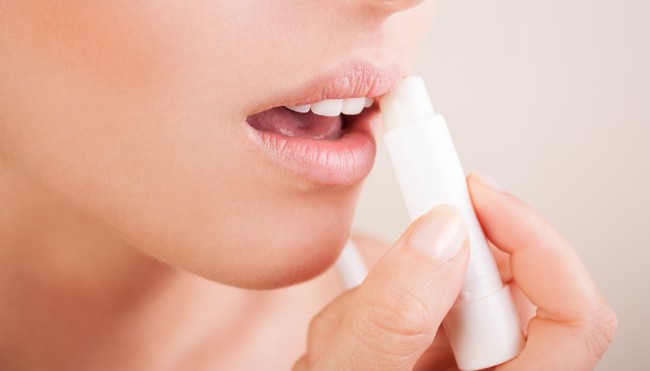 Lippenpflegestift auftragen