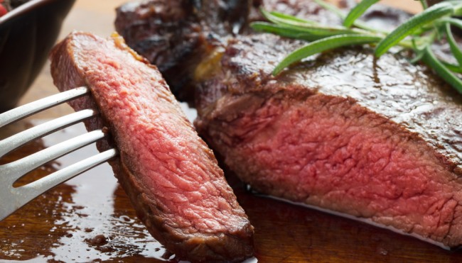 Rothaarige saugt roh rotes Fleisch Rothaarige saugt roh rotes Fleisch